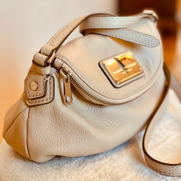 Marc Jacob’s Taupe Fold Over Zippered Pocket Adjustable Crossbody Strap - Picture 3 of 10